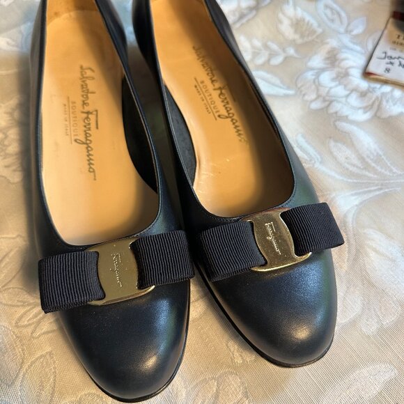 Iconic Ferragamo Vara Bow Pump - Unique Kitten Heel Design - Picture 1 of 14